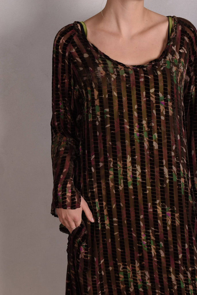 Indrea-Velvet Maxi dress kaftan-style, with pockets in Silk-Velvet devoré. Print "Strigreen" - Tone Barker Silk