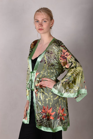 Kimbaliwrap Kimono/slå-om-kjole i silkesatin devoré. Print "Havana-green"