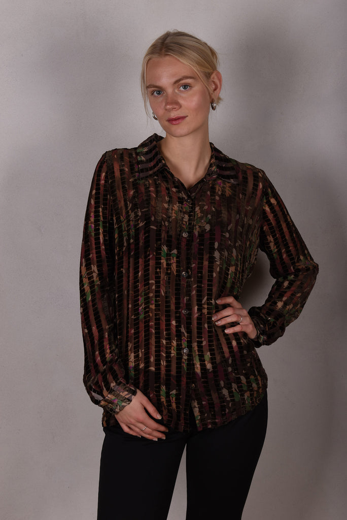Tamie-Velvet. Classic shirt in  silk/viscose velvet-devoré "Strigreen"