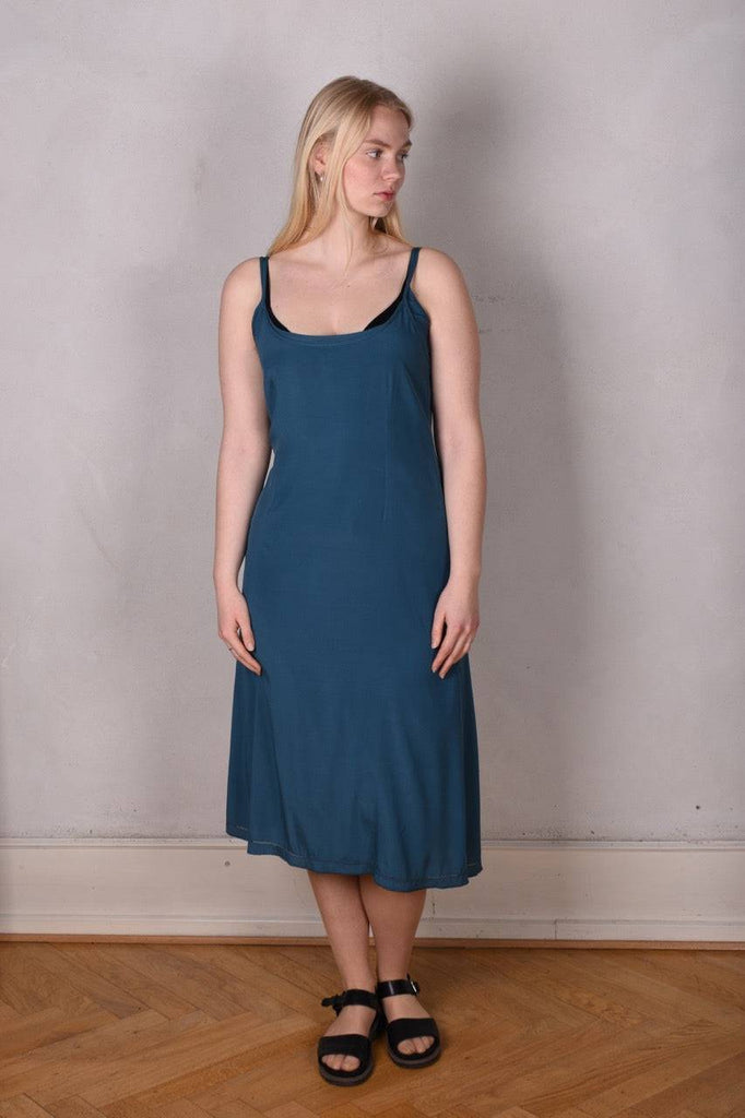 Feodora. Silk stretch crepe "slip" dress w. adjustable shoulder straps (Nublue) - Tone Barker Silk