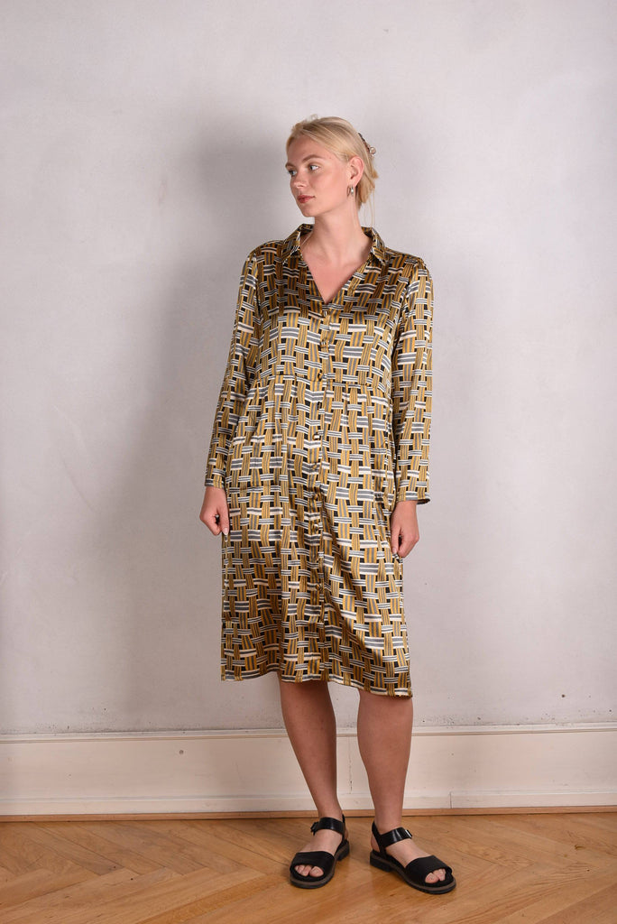 Hen-stretch, Stretch silk satin shirt-dress w. pockets. "Tasket" - Tone Barker Silk