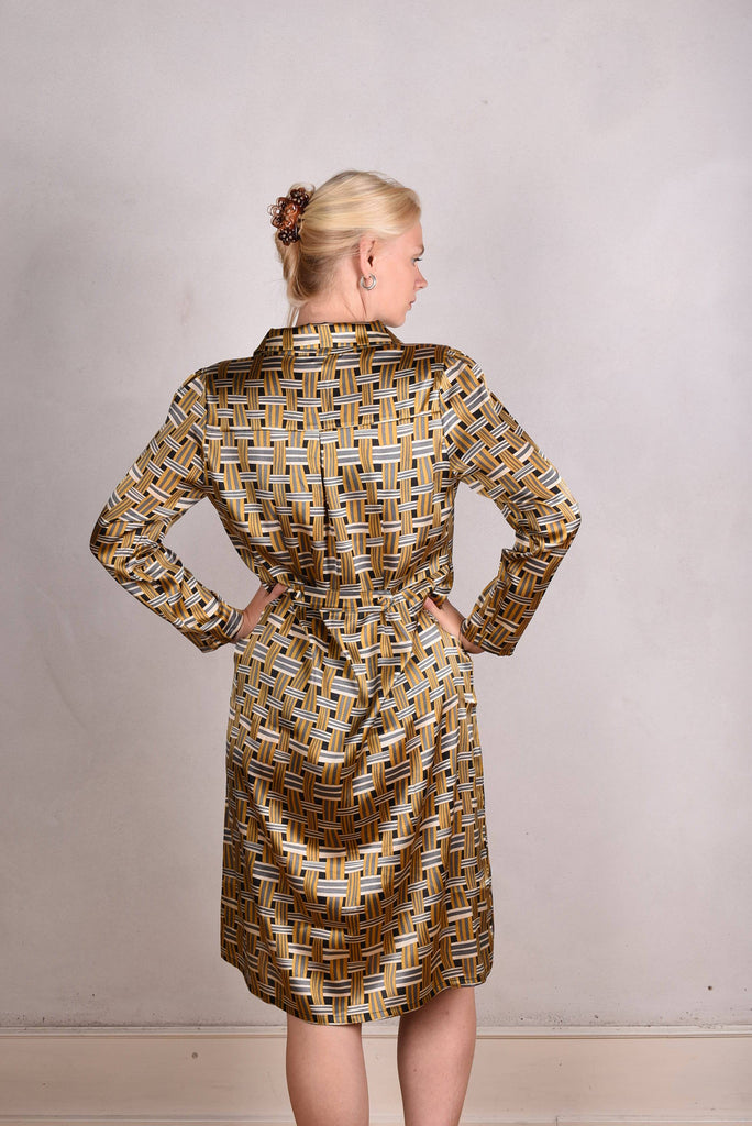 Hen-stretch, Stretch silk satin shirt-dress w. pockets. "Tasket" - Tone Barker Silk