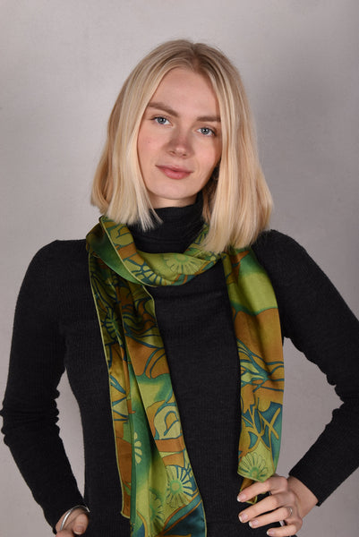 Shawl/scarf in 100% silk satin. 33X160 cm print:"Gregend"