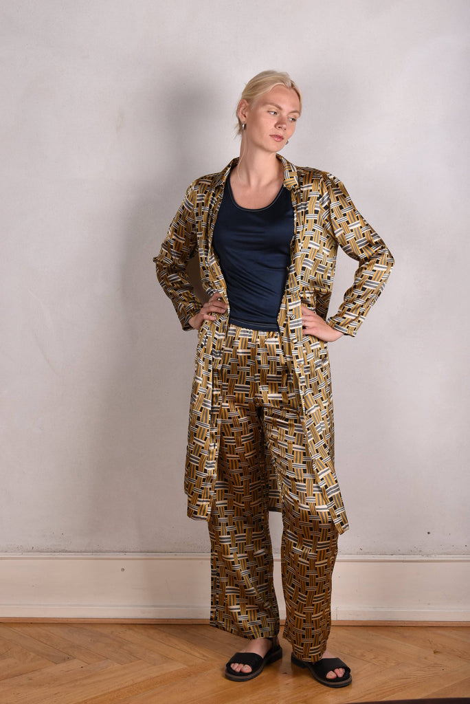 Hen-stretch, Stretch silk satin shirt-dress w. pockets. "Tasket" - Tone Barker Silk