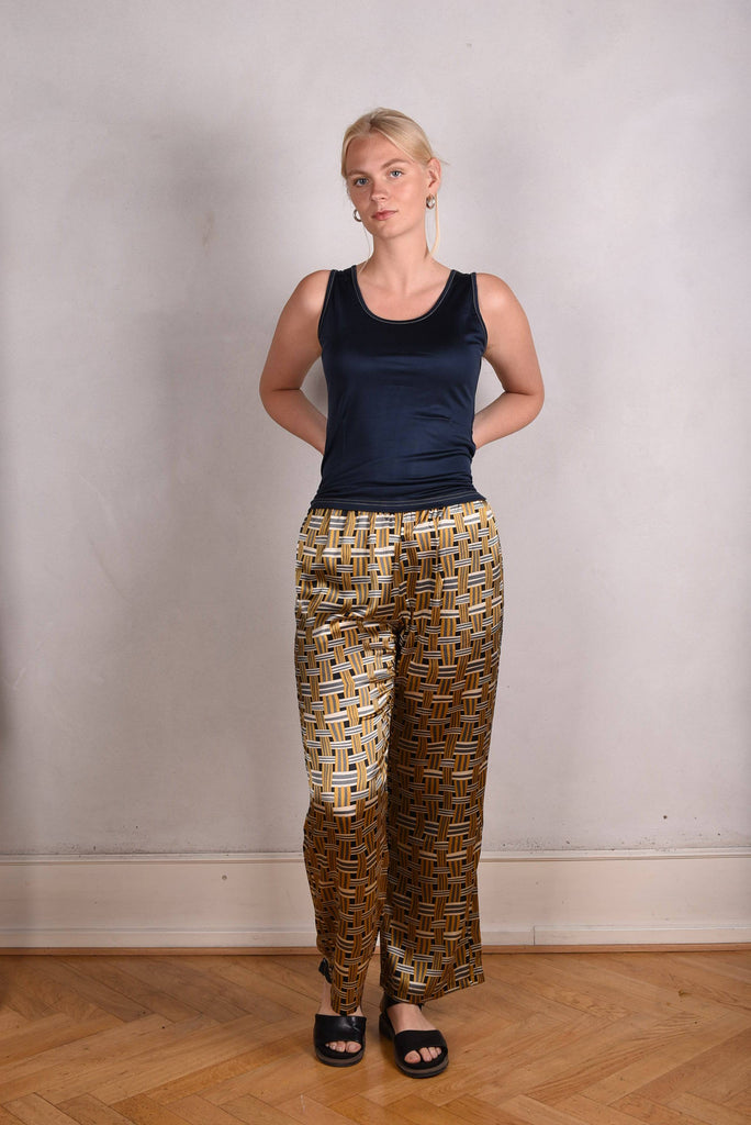 Tankie. Sleeveless top in 100% silk jersey. Col.: "Coal" - Tone Barker Silk