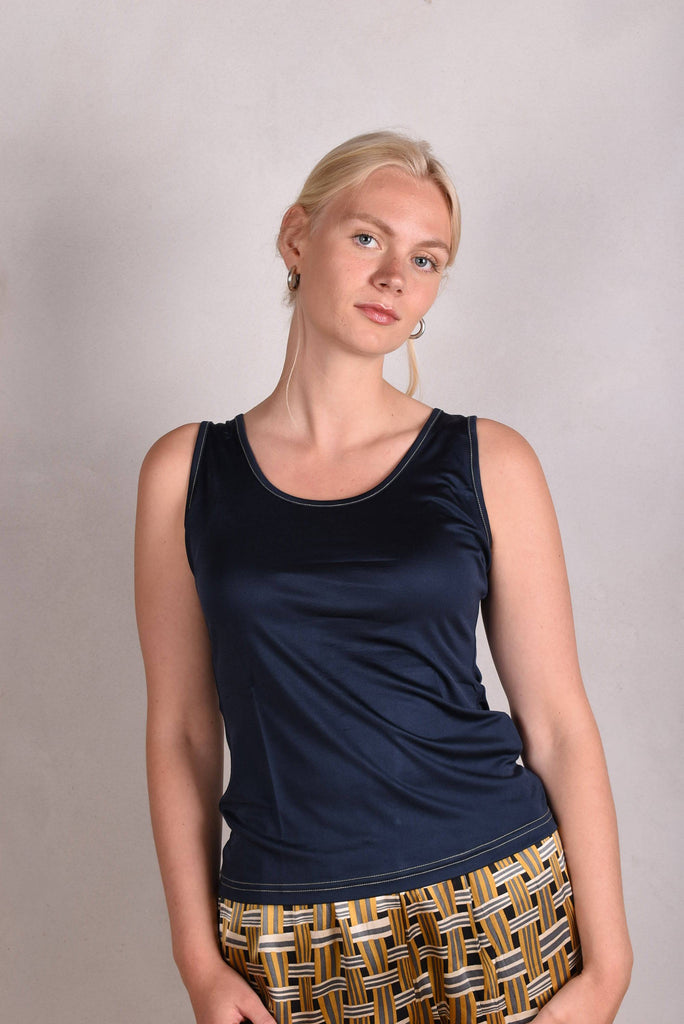 Tankie. Sleeveless top in 100% silk jersey. Col.: "Coal" - Tone Barker Silk