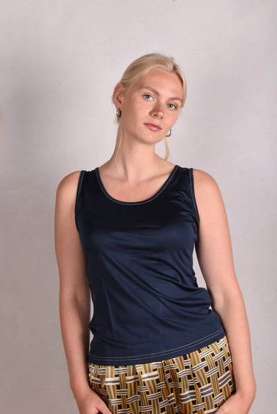 Tankie. Sleeveless top in 100% silk jersey. Col.: "Coal"