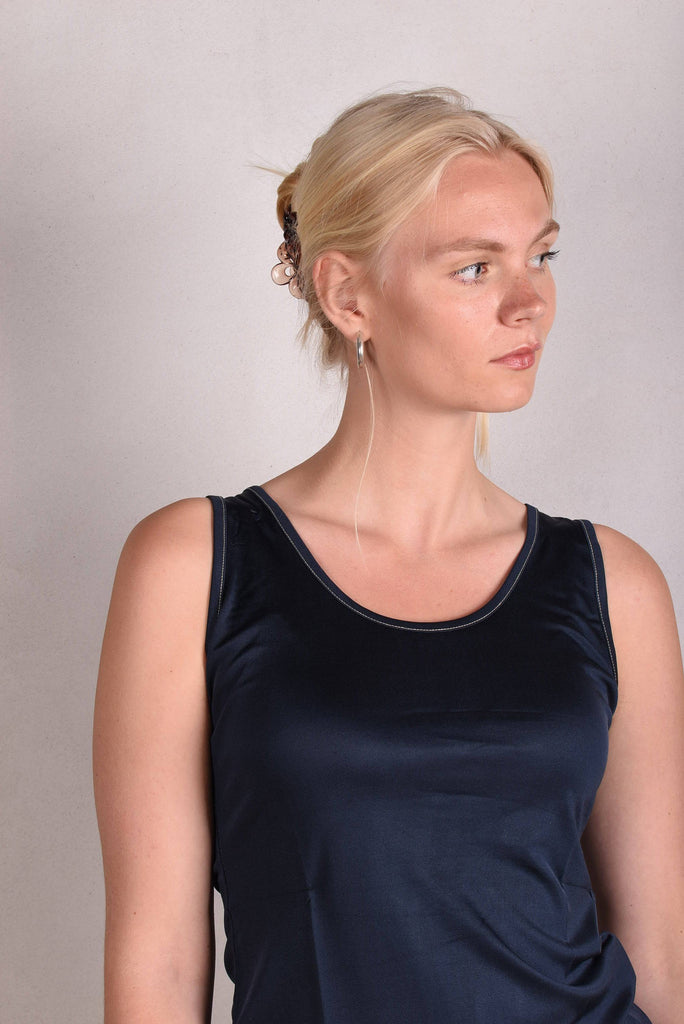 Tankie. Sleeveless top in 100% silk jersey. Col.: "Coal" - Tone Barker Silk