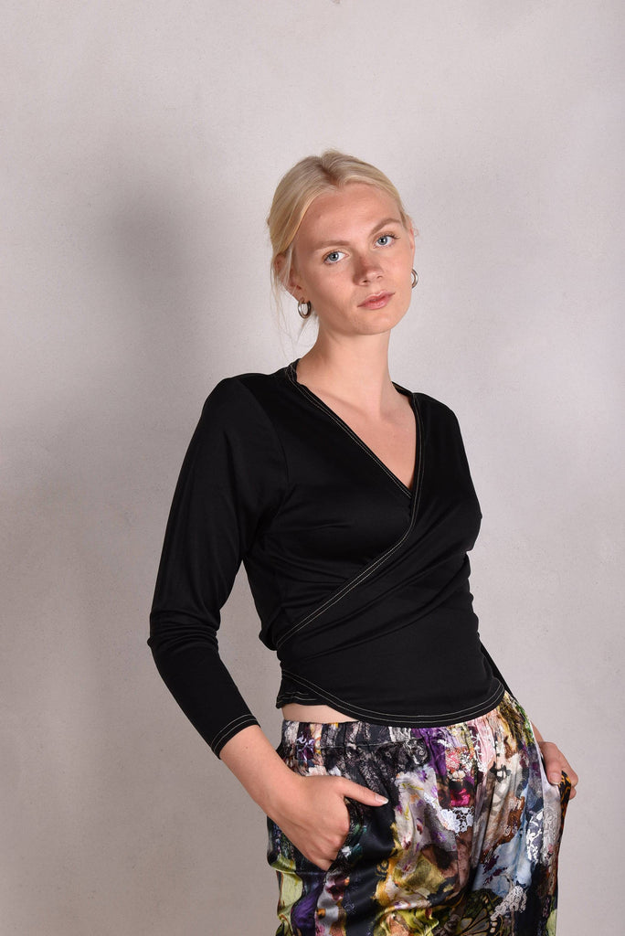 Wrapic. Wrap top in 100% silk jersey (silk knit) Col.: "Coal" - Tone Barker Silk