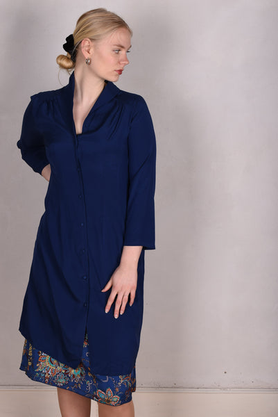 Thrifty. Shirt dress in stretch silk crepe satin (Blue)