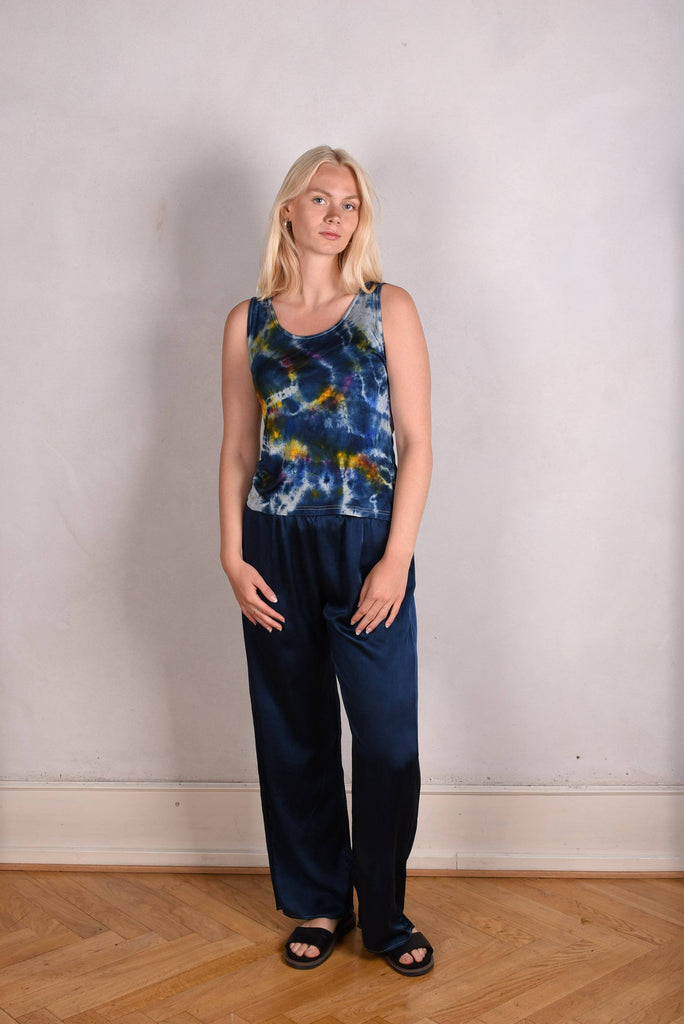 Tankie. Sleeveless top in 100% silk jersey. Col.: "Tie&dye"(bluish) - Tone Barker Silk