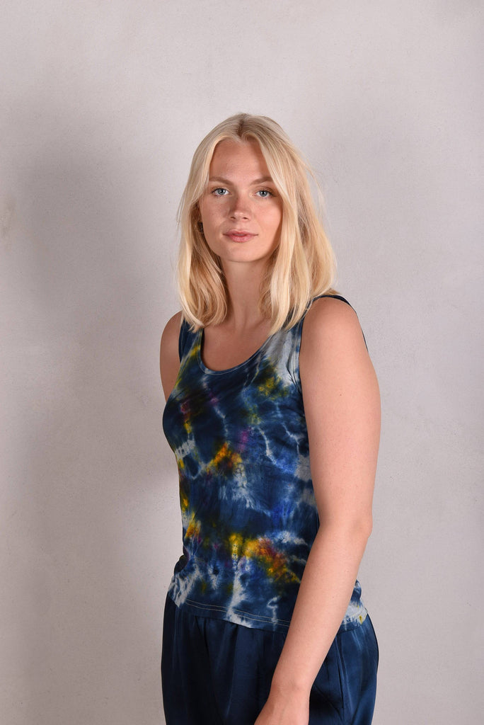 Tankie. Sleeveless top in 100% silk jersey. Col.: "Tie&dye"(bluish) - Tone Barker Silk