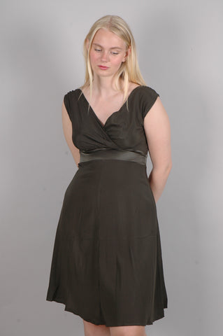 "Magda" kjole i stretch silke satin (mat) med justérbare stropper. "De-Green"