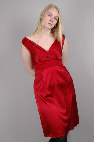 "Nufique" kjole i stretch satin silke.  "Rød"