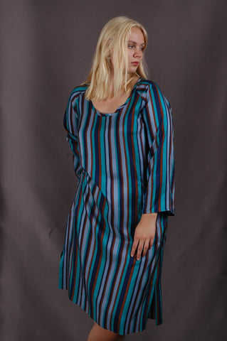 "Hidrea" Kjole m lommer, i kaftan stil. 100 % silke . "Valley"