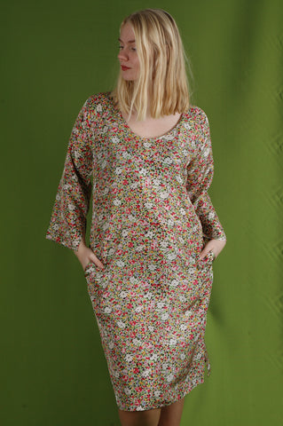 "Hidrea" Kjole m lommer, i kaftan stil. 100 % silke . "Valley"