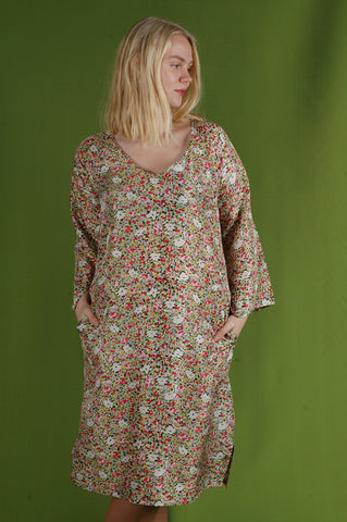 "Hidrea" Kjole m lommer, i kaftan stil. 100 % silke . "Valley"