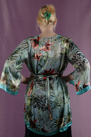 Kimbaliwrap Kimono/slå-om-kjole i silkesatin devoré. Print "Havana"