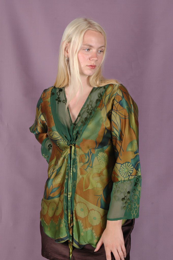 Silk top  Shirley. Mix print top in silk satin devoré "Gregend/Flower-dot-green" - Tone Barker Silk