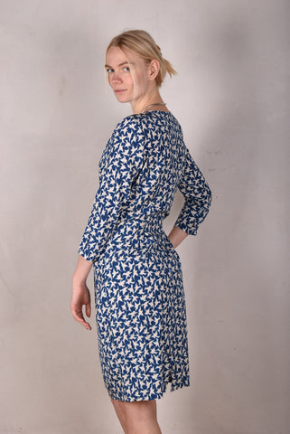 Maudacity. Klassisk kjole i stretch silke (Bird-in-blue)