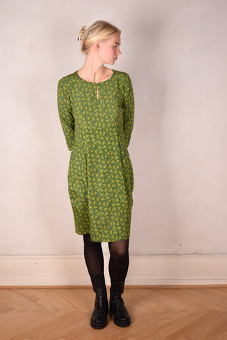 Maudacity. Klassisk kjole i stretch silke (2 Green-bird))